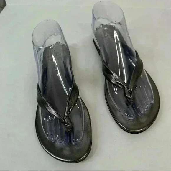 Sak’s Fifth Avenue 10022-SHOE Metallic Leather Sandals. Size 8 - Picture 2 of 11